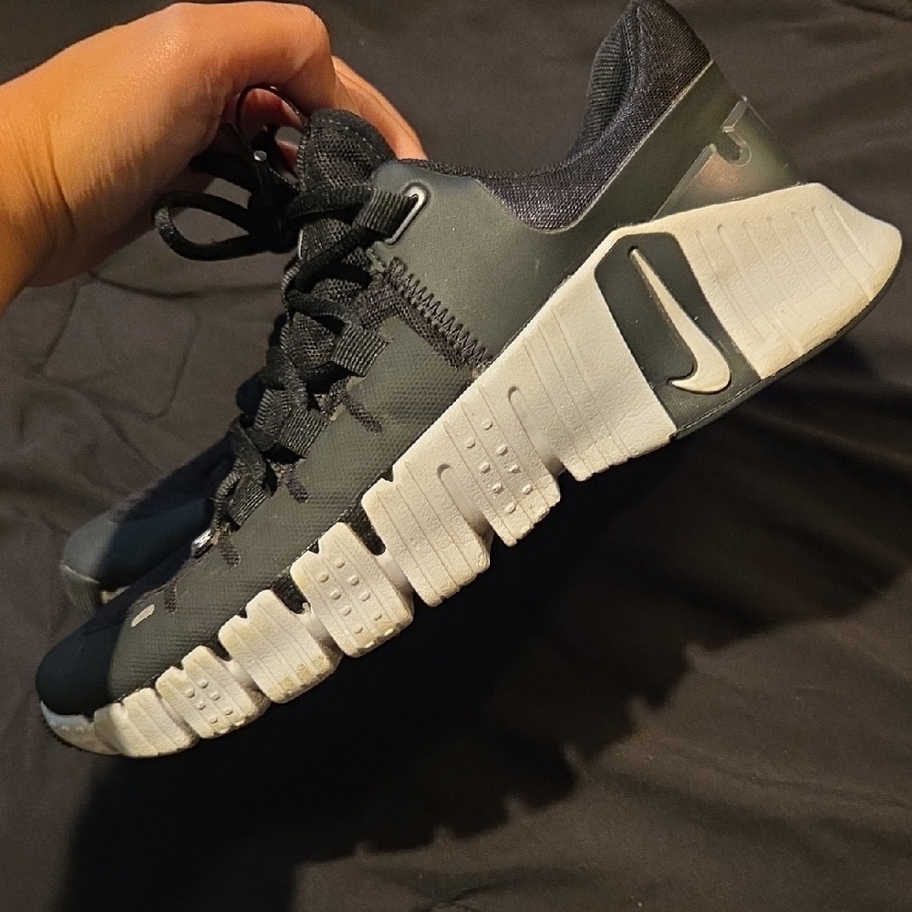 Nike Black and White Athletic Shoes - Picture 3 of 4